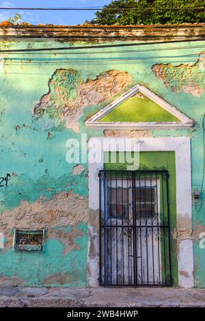 Decayed old house, Downtown Merida, Yucatan, Mexico Stock Photo