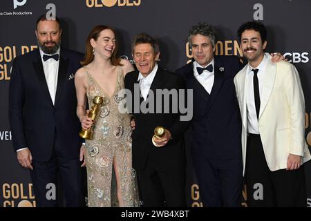 Yorgos Lanthimos, Emma Stone, Willem Dafoe, Mark Ruffalo und Ramy Youssef mit den Preisen für die beste Hauptdarstellerin und die beste Komödie Poor Things bei der Verleihung der 81. Golden Globe Awards im Beverly Hilton Hotel. Beverly Hills, 07.01.2024 *** Yorgos Lanthimos, Emma Stone, Willem Dafoe, Mark Ruffalo and Ramy Youssef with the awards for Best Actress in a Leading Role and Best Comedy Poor Things at the 81 Golden Globe Awards at the Beverly Hilton Hotel Beverly Hills, 07 01 2024 Foto:xJ.xBlocx/xFuturexImagex globes 2024 4705 Stock Photo