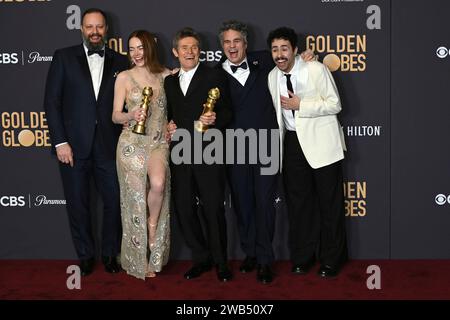 Yorgos Lanthimos, Emma Stone, Willem Dafoe, Mark Ruffalo und Ramy Youssef mit den Preisen für die beste Hauptdarstellerin und die beste Komödie 'Poor Things' bei der Verleihung der 81. Golden Globe Awards im Beverly Hilton Hotel. Beverly Hills, 07.01.2024 Stock Photo