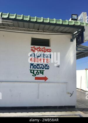 Gents Toilet signage in multiple languages in India. Washroom signs and directions for Gents in English, Hindi, Kannada, Tamil and Telugu Stock Photo