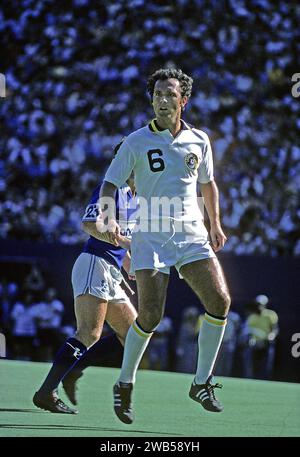FRANZ BECKENBAUER, NEW YORK COSMOS v Vancouver, 7909. BECKENBAUER passes away in Germany on Sunday 7th January aged 78 years Stock Photo