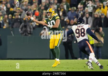 Chicago Bears defensive end Montez Sweat (98) and Green Bay Packers ...