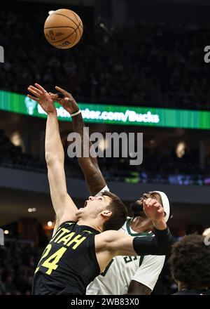 Milwaukee, USA. 9th Jan, 2024. Utah Jazz center Walker Kessler (L) and Milwaukee Bucks forward Bobby Portis battle for a rebound during the NBA regular season game between Milwaukee Bucks and Utah Jazz in Milwaukee, the United States, Jan. 9, 2024. Credit: Joel Lerner/Xinhua/Alamy Live News Stock Photo