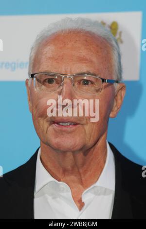 Franz Anton Beckenbauer, geboren am 11.09.1945, gestorben am 07.01.2024 war ein deutscher Fussballspieler, Trainer und Fussballfunktionär. Während seiner Profikarriere von 1964 bis 1983 spielte er überwiegend beim FC Bayern München, ausserdem bei Cosmos New York und dem Hamburger SV. Foto: Franz Beckenbauer bei der Preisverleihung Bayerischer Sportpreis in der BMW Welt in München. *** Franz Anton Beckenbauer, born 11 09 1945, died 07 01 2024 was a German football player, coach and football official During his professional career from 1964 to 1983, he played mainly for FC Bayern Munich, as well Stock Photo