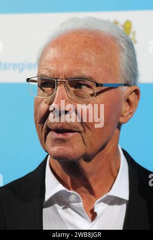 Franz Anton Beckenbauer, geboren am 11.09.1945, gestorben am 07.01.2024 war ein deutscher Fussballspieler, Trainer und Fussballfunktionär. Während seiner Profikarriere von 1964 bis 1983 spielte er überwiegend beim FC Bayern München, ausserdem bei Cosmos New York und dem Hamburger SV. Foto: Franz Beckenbauer bei der Preisverleihung Bayerischer Sportpreis in der BMW Welt in München. *** Franz Anton Beckenbauer, born 11 09 1945, died 07 01 2024 was a German football player, coach and football official During his professional career from 1964 to 1983, he played mainly for FC Bayern Munich, as well Stock Photo