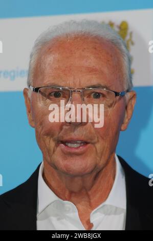 Franz Anton Beckenbauer, geboren am 11.09.1945, gestorben am 07.01.2024 war ein deutscher Fussballspieler, Trainer und Fussballfunktionär. Während seiner Profikarriere von 1964 bis 1983 spielte er überwiegend beim FC Bayern München, ausserdem bei Cosmos New York und dem Hamburger SV. Foto: Franz Beckenbauer bei der Preisverleihung Bayerischer Sportpreis in der BMW Welt in München. *** Franz Anton Beckenbauer, born 11 09 1945, died 07 01 2024 was a German football player, coach and football official During his professional career from 1964 to 1983, he played mainly for FC Bayern Munich, as well Stock Photo