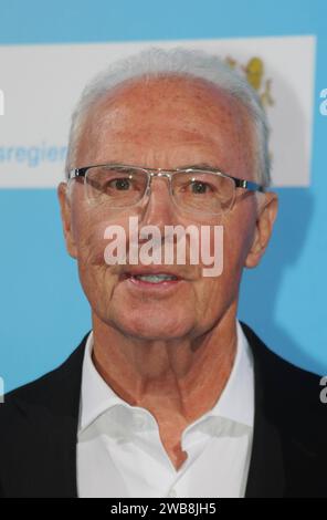 Franz Anton Beckenbauer, geboren am 11.09.1945, gestorben am 07.01.2024 war ein deutscher Fussballspieler, Trainer und Fussballfunktionär. Während seiner Profikarriere von 1964 bis 1983 spielte er überwiegend beim FC Bayern München, ausserdem bei Cosmos New York und dem Hamburger SV. Foto: Franz Beckenbauer bei der Preisverleihung Bayerischer Sportpreis in der BMW Welt in München. *** Franz Anton Beckenbauer, born 11 09 1945, died 07 01 2024 was a German football player, coach and football official During his professional career from 1964 to 1983, he played mainly for FC Bayern Munich, as well Stock Photo