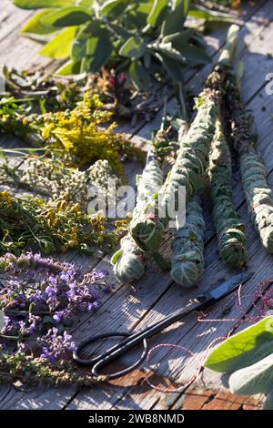 Räucherbüschel binden, Räuchergut, Räuchern, Räucherbündel, smudge-sticks, Räucherritual, Räucherung, Räuchern mit Kräutern, Kräuter verräuchern, Wild Stock Photo