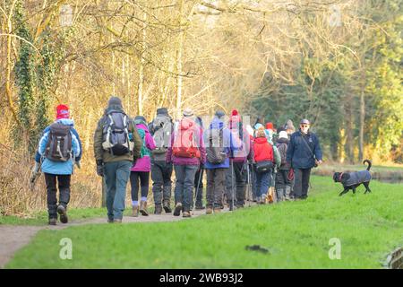 Kidderminster, UK. 9th January, 2024. UK weather: Although temperatures are only just above freezing, ramblers dressed in woolly hats and warm coats get out to enjoy a winter walk in the bright sunshine, ahead of the potential snow that is forecast. Kidderminster, UK. Credit: Lee Hudson/Alamy Live News Stock Photo
