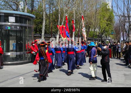 SEOUL, SOUTH KOREA - APRIL 6, 2023: Change of guard ceremony in public street in front of Gyeongbokgung Palace in Seoul, biggest city in South Korea. Stock Photo