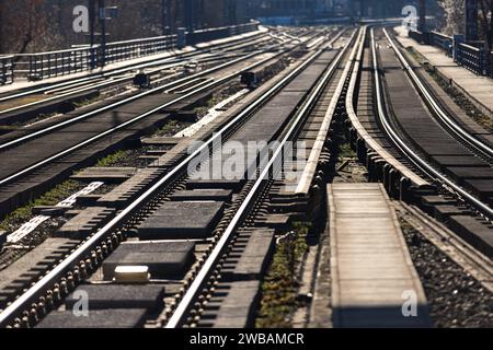 Symbolbild Deutsche Bahn Deutschland, Berlin, am 08.01.2024: Bahngleise in der Sonne. *** Symbolic image Deutsche Bahn Germany, Berlin, on 08 01 2024 Railway tracks in the sun Stock Photo