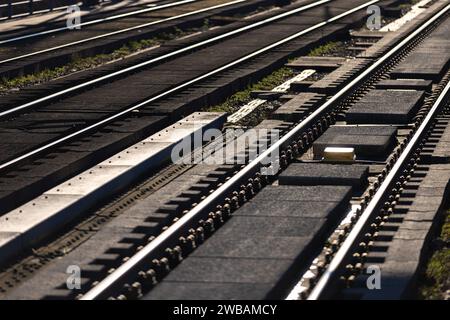 Symbolbild Deutsche Bahn Deutschland, Berlin, am 08.01.2024: Bahngleise in der Sonne Nahaufnahme *** Symbolic image Deutsche Bahn Germany, Berlin, on 08 01 2024 Railway tracks in the sun Close-up Stock Photo