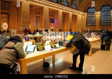 New York, United States. 09th Jan, 2024. Customers shop at an Apple store in Grand Central Terminal in midtown Manhattan, New York City. (Photo by Jimin Kim/SOPA Images/Sipa USA) Credit: Sipa USA/Alamy Live News Stock Photo