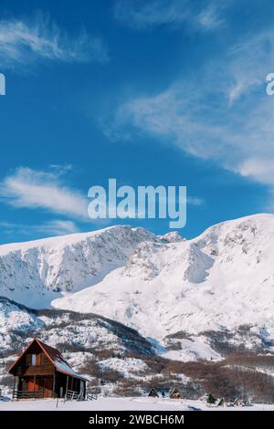 White cottage at the foot of a snow mountain in Glencoe, Scotland Stock ...