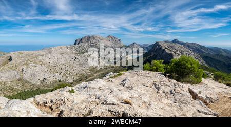 escursionista contemplando el valle de Binimorat y el Puig Major, 1445 metros de altitud, Paraje natural de la Serra de Tramuntana, Mallorca, balearic Stock Photo