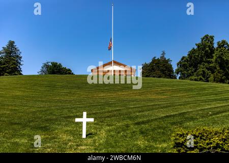 Panoramic view of a white marble cross in front of the pantheon and house at Arlington National Cemetery, a military cemetery in Washington DC, (USA). Stock Photo