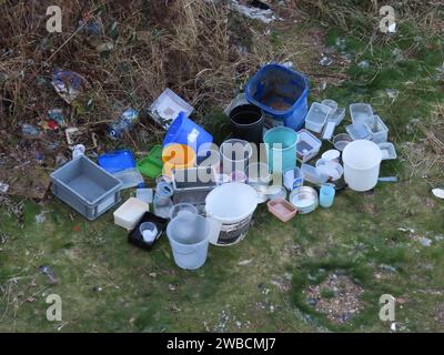 Der Obdachlosen Wohlfuehlfaktor - Muell und Abfall vor der Haustuer . Eine beeindruckende Eimer- und Behaeltersammlung - wofuer Vielleicht als Regenwasserauffang - für das jaehrliche Badevergnuegen Plastikmuell Eimersammlung *** The homeless feel-good factor Garbage and garbage outside the front door An impressive collection of buckets and containers Perhaps used to collect rainwater for the annual bathing pleasure Plastic garbage Bucket collection Stock Photo