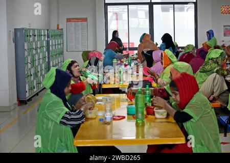 Dhaka, Bangladesh. 18th Dec, 2023. Ready-made garments worker having food in a garments factory in Dhaka, Bangladesh on January 10, 2024. Photo by Habibur Rahman/ABACAPPRESS.COM Credit: Abaca Press/Alamy Live News Stock Photo