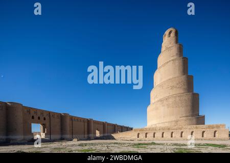 The 9th century Abbasid Great Mosque of Samarra and its helicoidal minaret, Samarra, Iraq Stock Photo