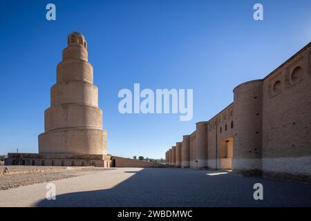 The 9th century Abbasid Great Mosque of Samarra and its helicoidal minaret, Samarra, Iraq Stock Photo