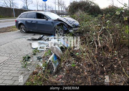 Leipzig - Audi kommt von B87 ab, fällt Baum und kracht in Elektrokasten - ein Schwerverletzter 07.01.2024 gegen 13 Uhr Leipzig, Adenauerallee B87 Zu einem schweren Unfall kam es am Sonntagmittag gegen 13 Uhr auf der Adenauerallee B87 in Leipzig. Nach ersten Angaben der Polizei war der Fahrer eines Audis auf der B87 stadteinwärts unterwegs, als er vermutlich aufgrund zu hoher Geschwindigkeit in einer leichten Linkskurve nach rechts abkam, einen dicken Baum am Straßenrand fällte und anschließend gegen einen Elektrokasten knallte. Der Fahrer wurde schwer verletzt und kam mit dem Rettungsdienst in Stock Photo