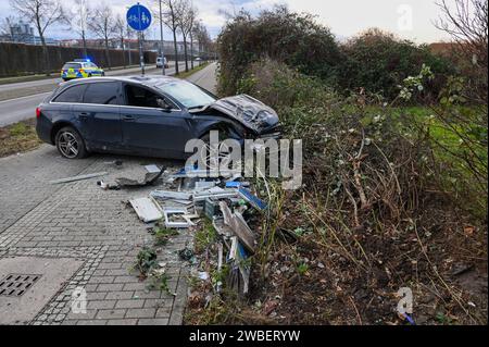 Leipzig - Audi kommt von B87 ab, fällt Baum und kracht in Elektrokasten - ein Schwerverletzter 07.01.2024 gegen 13 Uhr Leipzig, Adenauerallee B87 Zu einem schweren Unfall kam es am Sonntagmittag gegen 13 Uhr auf der Adenauerallee B87 in Leipzig. Nach ersten Angaben der Polizei war der Fahrer eines Audis auf der B87 stadteinwärts unterwegs, als er vermutlich aufgrund zu hoher Geschwindigkeit in einer leichten Linkskurve nach rechts abkam, einen dicken Baum am Straßenrand fällte und anschließend gegen einen Elektrokasten knallte. Der Fahrer wurde schwer verletzt und kam mit dem Rettungsdienst in Stock Photo