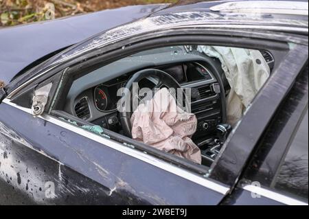 Leipzig - Audi kommt von B87 ab, fällt Baum und kracht in Elektrokasten - ein Schwerverletzter 07.01.2024 gegen 13 Uhr Leipzig, Adenauerallee B87 Zu einem schweren Unfall kam es am Sonntagmittag gegen 13 Uhr auf der Adenauerallee B87 in Leipzig. Nach ersten Angaben der Polizei war der Fahrer eines Audis auf der B87 stadteinwärts unterwegs, als er vermutlich aufgrund zu hoher Geschwindigkeit in einer leichten Linkskurve nach rechts abkam, einen dicken Baum am Straßenrand fällte und anschließend gegen einen Elektrokasten knallte. Der Fahrer wurde schwer verletzt und kam mit dem Rettungsdienst in Stock Photo