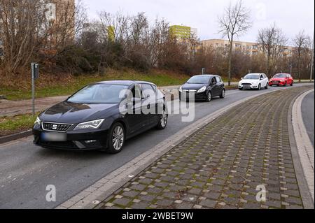 Leipzig - Audi kommt von B87 ab, fällt Baum und kracht in Elektrokasten - ein Schwerverletzter 07.01.2024 gegen 13 Uhr Leipzig, Adenauerallee B87 Zu einem schweren Unfall kam es am Sonntagmittag gegen 13 Uhr auf der Adenauerallee B87 in Leipzig. Nach ersten Angaben der Polizei war der Fahrer eines Audis auf der B87 stadteinwärts unterwegs, als er vermutlich aufgrund zu hoher Geschwindigkeit in einer leichten Linkskurve nach rechts abkam, einen dicken Baum am Straßenrand fällte und anschließend gegen einen Elektrokasten knallte. Der Fahrer wurde schwer verletzt und kam mit dem Rettungsdienst in Stock Photo