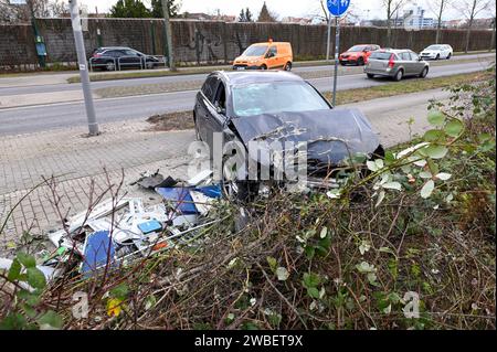 Leipzig - Audi kommt von B87 ab, fällt Baum und kracht in Elektrokasten - ein Schwerverletzter 07.01.2024 gegen 13 Uhr Leipzig, Adenauerallee B87 Zu einem schweren Unfall kam es am Sonntagmittag gegen 13 Uhr auf der Adenauerallee B87 in Leipzig. Nach ersten Angaben der Polizei war der Fahrer eines Audis auf der B87 stadteinwärts unterwegs, als er vermutlich aufgrund zu hoher Geschwindigkeit in einer leichten Linkskurve nach rechts abkam, einen dicken Baum am Straßenrand fällte und anschließend gegen einen Elektrokasten knallte. Der Fahrer wurde schwer verletzt und kam mit dem Rettungsdienst in Stock Photo