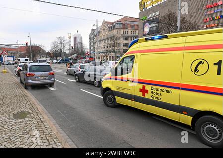 Leipzig - 350 Handwerker blockieren Stadtring: Keine Rettungsgasse - RTW und medizinische Taxi-Fahrten behindert 08.01.2024 ab 8 Uhr Leipzig, Tröndlinring Handwerker und Unternehmer haben sich am Montag mit den Landwirten solidarisiert und auf dem Leipziger Stadtring demonstriert. Rund 350 Fahrzeuge kamen nach Polizeiangaben ab 8 Uhr zu der kurzfristig angemeldeten Demonstration zusammen. Sie fuhren in beide Richtungen über den Innenstadtring und legten damit den kompletten Verkehr lahm. Hunderte Autos standen im Stau - darunter auch Taxi-Fahrten zu Arztterminen, Krankentransporte sowie schlus Stock Photo