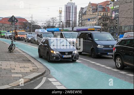 Leipzig - 350 Handwerker blockieren Stadtring: Keine Rettungsgasse - RTW und medizinische Taxi-Fahrten behindert 08.01.2024 ab 8 Uhr Leipzig, Tröndlinring Handwerker und Unternehmer haben sich am Montag mit den Landwirten solidarisiert und auf dem Leipziger Stadtring demonstriert. Rund 350 Fahrzeuge kamen nach Polizeiangaben ab 8 Uhr zu der kurzfristig angemeldeten Demonstration zusammen. Sie fuhren in beide Richtungen über den Innenstadtring und legten damit den kompletten Verkehr lahm. Hunderte Autos standen im Stau - darunter auch Taxi-Fahrten zu Arztterminen, Krankentransporte sowie schlus Stock Photo