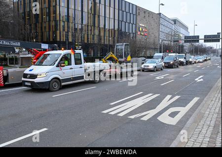 Leipzig - 350 Handwerker blockieren Stadtring: Keine Rettungsgasse - RTW und medizinische Taxi-Fahrten behindert 08.01.2024 ab 8 Uhr Leipzig, Tröndlinring Handwerker und Unternehmer haben sich am Montag mit den Landwirten solidarisiert und auf dem Leipziger Stadtring demonstriert. Rund 350 Fahrzeuge kamen nach Polizeiangaben ab 8 Uhr zu der kurzfristig angemeldeten Demonstration zusammen. Sie fuhren in beide Richtungen über den Innenstadtring und legten damit den kompletten Verkehr lahm. Hunderte Autos standen im Stau - darunter auch Taxi-Fahrten zu Arztterminen, Krankentransporte sowie schlus Stock Photo