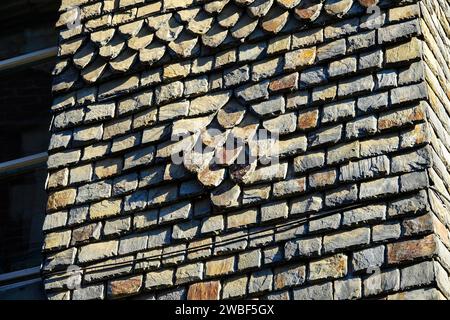 Detail of the shingle-clad facade of an old house in Rue Ange de Guernisac, Morlaix Montroulez, Finistere Penn Ar Bed department, Bretagne Breizh Stock Photo