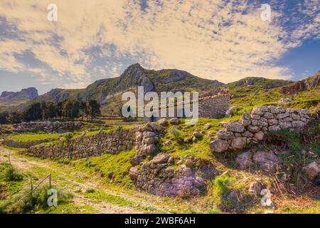 Traditional farmhouse surrounded by stone walls in a hilly landscape, near Novara di Sicilia, Sicily, Italy Stock Photo