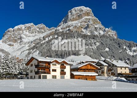 The snow-covered hamlet of Colfosco, Colfosco, at the foot of the Sassongher peak, Colfosco, Corvara, Alta Badia ski area, Dolomites, South Tyrol Stock Photo