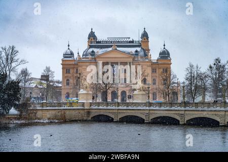 Mecklenburgisches Staatstheater in der Landeshauptstadt Schwerin, Mecklenburg-Vorpommern, Deutschland |  Mecklenburg State Theater in the state capita Stock Photo