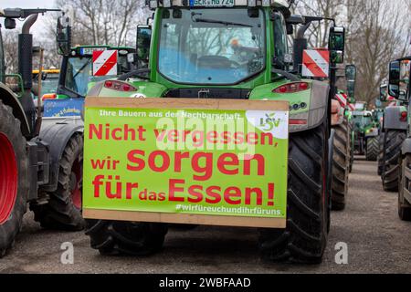 Bauernproteste in Ludwigshafen am Rhein: Große Kundgebung von Landwirten aus der Südpfalz und der Vorderpfalz an der Friedrich-Ebert-Halle Stock Photo