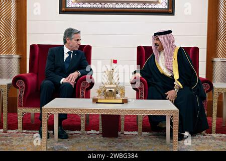 Manama, Bahrain. 10th Jan, 2024. U.S Secretary of State Antony Blinken, left, meets with King Hamad bin Isa Al Khalifa of Bahrain to discuss the situation in the Gaza strip and ship safety in the Red Sea, January 10, 2024 in Manama, Bahrain. Credit: Chuck Kennedy/U.S State Department/Alamy Live News Stock Photo