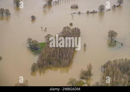 Luftbild vom Hochwasser der Lippe, Weihnachtshochwasser 2023, Fluss Lippe tritt nach starken Regenfällen über die Ufer, Überschwemmungsgebiet Mündungsgebiet Weierbach, Bäume im Wasser, Brassert, Marl, Ruhrgebiet, Nordrhein-Westfalen, Deutschland ACHTUNGxMINDESTHONORARx60xEURO *** Aerial view of the flood of the Lippe, Christmas flood 2023, river Lippe overflows its banks after heavy rainfall, flood area Weierbach estuary, trees in the water, Brassert, Marl, Ruhr area, North Rhine-Westphalia, Germany ATTENTIONxMINDESTHONORARx60xEURO Stock Photo