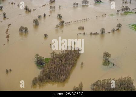 Luftbild vom Hochwasser der Lippe, Weihnachtshochwasser 2023, Fluss Lippe tritt nach starken Regenfällen über die Ufer, Überschwemmungsgebiet Mündungsgebiet Weierbach, Bäume im Wasser, Brassert, Marl, Ruhrgebiet, Nordrhein-Westfalen, Deutschland ACHTUNGxMINDESTHONORARx60xEURO *** Aerial view of the flood of the Lippe, Christmas flood 2023, river Lippe overflows its banks after heavy rainfall, flood area Weierbach estuary, trees in the water, Brassert, Marl, Ruhr area, North Rhine-Westphalia, Germany ATTENTIONxMINDESTHONORARx60xEURO Stock Photo