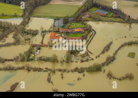 Luftbild vom Hochwasser der Lippe, Weihnachtshochwasser 2023, Fluss Lippe tritt nach starken Regenfällen über die Ufer, Überschwemmungsgebiet Lippeaue Oberwerrieser Mersch am Schloss Oberwerries, Uentrop, Hamm, Ruhrgebiet, Nordrhein-Westfalen, Deutschland ACHTUNGxMINDESTHONORARx60xEURO *** Aerial view of the flood of the Lippe, Christmas flood 2023, river Lippe overflows its banks after heavy rainfall, floodplain Lippeaue Oberwerrieser Mersch at Oberwerries Castle, Uentrop, Hamm, Ruhr area, North Rhine-Westphalia, Germany ATTENTIONxMINDESTHONORARx60xEURO Stock Photo