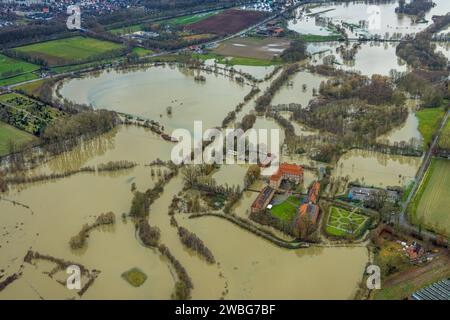 Luftbild vom Hochwasser der Lippe, Weihnachtshochwasser 2023, Fluss Lippe tritt nach starken Regenfällen über die Ufer, Überschwemmungsgebiet Lippeaue Oberwerrieser Mersch am Schloss Oberwerries, Uentrop, Hamm, Ruhrgebiet, Nordrhein-Westfalen, Deutschland ACHTUNGxMINDESTHONORARx60xEURO *** Aerial view of the flood of the Lippe, Christmas flood 2023, river Lippe overflows its banks after heavy rainfall, floodplain Lippeaue Oberwerrieser Mersch at Oberwerries Castle, Uentrop, Hamm, Ruhr area, North Rhine-Westphalia, Germany ATTENTIONxMINDESTHONORARx60xEURO Stock Photo