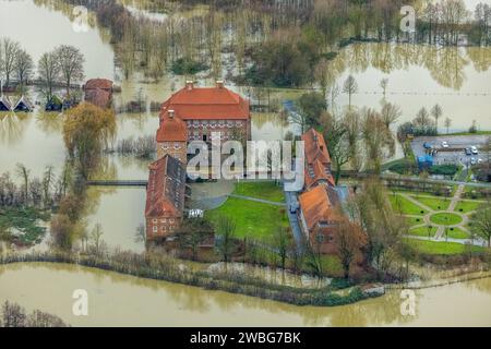 Luftbild vom Hochwasser der Lippe, Weihnachtshochwasser 2023, Fluss Lippe tritt nach starken Regenfällen über die Ufer, Überschwemmungsgebiet Lippeaue Oberwerrieser Mersch am Schloss Oberwerries, Uentrop, Hamm, Ruhrgebiet, Nordrhein-Westfalen, Deutschland ACHTUNGxMINDESTHONORARx60xEURO *** Aerial view of the flood of the Lippe, Christmas flood 2023, river Lippe overflows its banks after heavy rainfall, floodplain Lippeaue Oberwerrieser Mersch at Oberwerries Castle, Uentrop, Hamm, Ruhr area, North Rhine-Westphalia, Germany ATTENTIONxMINDESTHONORARx60xEURO Stock Photo