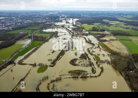 Luftbild vom Hochwasser der Lippe, Weihnachtshochwasser 2023, Fluss Lippe tritt nach starken Regenfällen über die Ufer, Überschwemmungsgebiet Lippeaue Oberwerrieser Mersch am Schloss Oberwerries, Uentrop, Hamm, Ruhrgebiet, Nordrhein-Westfalen, Deutschland ACHTUNGxMINDESTHONORARx60xEURO *** Aerial view of the flood of the Lippe, Christmas flood 2023, river Lippe overflows its banks after heavy rainfall, floodplain Lippeaue Oberwerrieser Mersch at Oberwerries Castle, Uentrop, Hamm, Ruhr area, North Rhine-Westphalia, Germany ATTENTIONxMINDESTHONORARx60xEURO Stock Photo