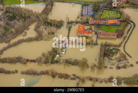 Luftbild vom Hochwasser der Lippe, Weihnachtshochwasser 2023, Fluss Lippe tritt nach starken Regenfällen über die Ufer, Überschwemmungsgebiet Lippeaue Oberwerrieser Mersch am Schloss Oberwerries, Uentrop, Hamm, Ruhrgebiet, Nordrhein-Westfalen, Deutschland ACHTUNGxMINDESTHONORARx60xEURO *** Aerial view of the flood of the Lippe, Christmas flood 2023, river Lippe overflows its banks after heavy rainfall, floodplain Lippeaue Oberwerrieser Mersch at Oberwerries Castle, Uentrop, Hamm, Ruhr area, North Rhine-Westphalia, Germany ATTENTIONxMINDESTHONORARx60xEURO Stock Photo