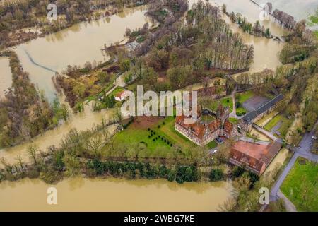 Luftbild vom Hochwasser der Lippe, Weihnachtshochwasser 2023, Fluss Lippe tritt nach starken Regenfällen über die Ufer, Überschwemmungsgebiet Lippeaue am Schloss Heessen, Stadtbezirk Heessen, Hamm, Ruhrgebiet, Nordrhein-Westfalen, Deutschland ACHTUNGxMINDESTHONORARx60xEURO *** Aerial view of the flood of the Lippe, Christmas flood 2023, river Lippe overflows its banks after heavy rainfall, floodplain Lippeaue at Heessen Castle, Heessen district, Hamm, Ruhr area, North Rhine-Westphalia, Germany ATTENTIONxMINDESTHONORARx60xEURO Stock Photo