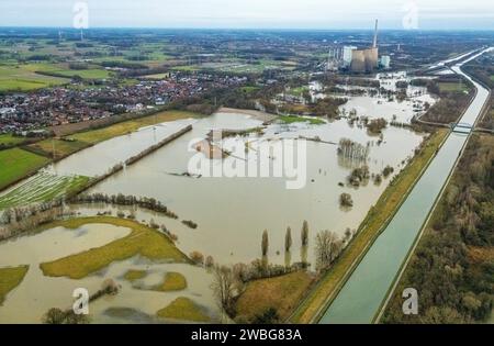 Luftbild vom Hochwasser der Lippe, Weihnachtshochwasser 2023, Fluss Lippe tritt nach starken Regenfällen über die Ufer, Überschwemmungsgebiet Naturschutzgebiet Lippeaue Stockum mit Blick zum RWE Generation SE Kraftwerk Gersteinwerk, Datteln-Hamm-Kanal, Rünthe, Bergkamen, Ruhrgebiet, Nordrhein-Westfalen, Deutschland ACHTUNGxMINDESTHONORARx60xEURO *** Aerial view of the flood of the Lippe, Christmas flood 2023, river Lippe overflows its banks after heavy rainfall, floodplain nature reserve Lippeaue Stockum with view to RWE Generation SE power plant Gersteinwerk, Datteln Hamm canal, Rünthe, Bergk Stock Photo