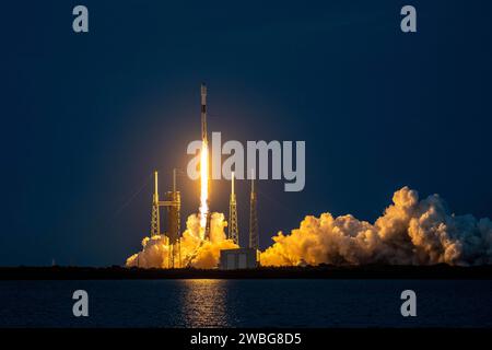 Cape Canaverall, Florida, USA. 8th Jan, 2024. A Falcon 9 rocket carrying 23 starlink satellites launches from Space Launch Complex 40 (SLC-40) at Cape Canaveral Space Force Station, Florida, January. 7, 2024. This was the 16th flight for the first stage booster supporting this mission, which previously launched CRS-22, Crew-3, Turksat 5B, Crew-4, CRS-25, Eutelsat HOTBIRD 13G, mPOWER-a, PSN SATRIA, and now eight Starlink missions. (Credit Image: © Samuel Becker/U.S. Space Force/ZUMA Press Wire) EDITORIAL USAGE ONLY! Not for Commercial USAGE! Stock Photo