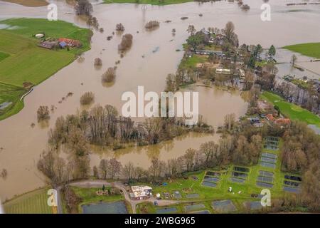 Luftbild vom Hochwasser der Lippe, Weihnachtshochwasser 2023, Fluss Lippe tritt nach starken Regenfällen über die Ufer, Überschwemmungsgebiet Im Aap mit Forellenzentrum Naroda, Gahlen, Schermbeck, Ruhrgebiet, Nordrhein-Westfalen, Deutschland ACHTUNGxMINDESTHONORARx60xEURO *** Aerial view of the flood of the Lippe, Christmas flood 2023, river Lippe overflows its banks after heavy rainfall, flood area Im Aap with trout center Naroda, Gahlen, Schermbeck, Ruhr area, North Rhine-Westphalia, Germany ATTENTIONxMINDESTHONORARx60xEURO Stock Photo