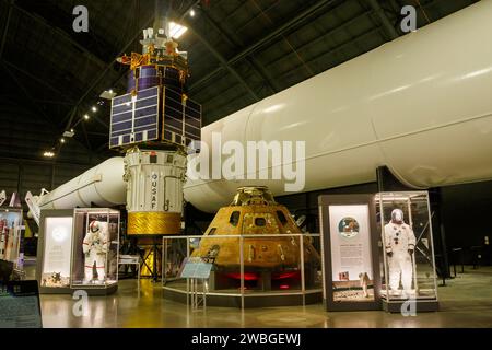 Space objects display. Includes: Apollo 11 Model A7L Spacesuit, Saturn V Rocket, Apollo 15 Command Module Endeavour, Defense Support Program Early War Stock Photo